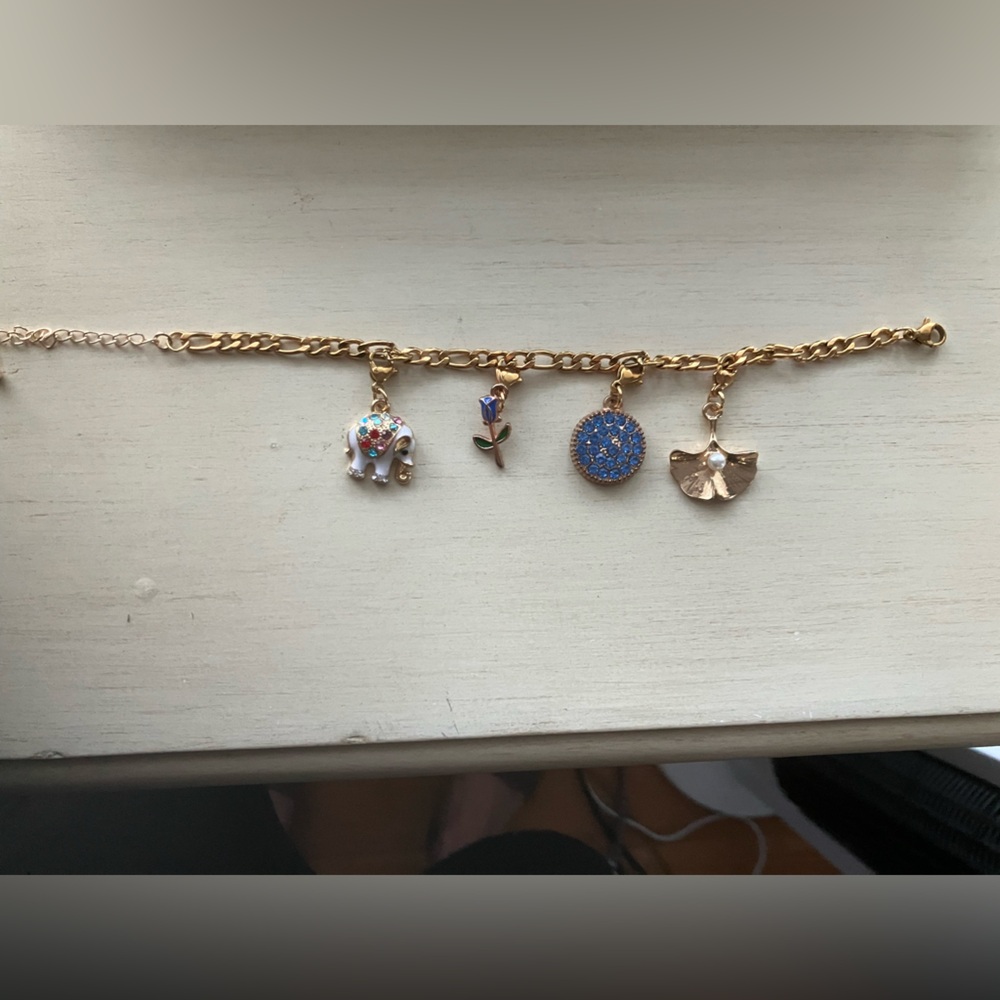 Faux Gold Chm Brclt w/4 Removable Charms Approx 8 1/4” types length w/closure